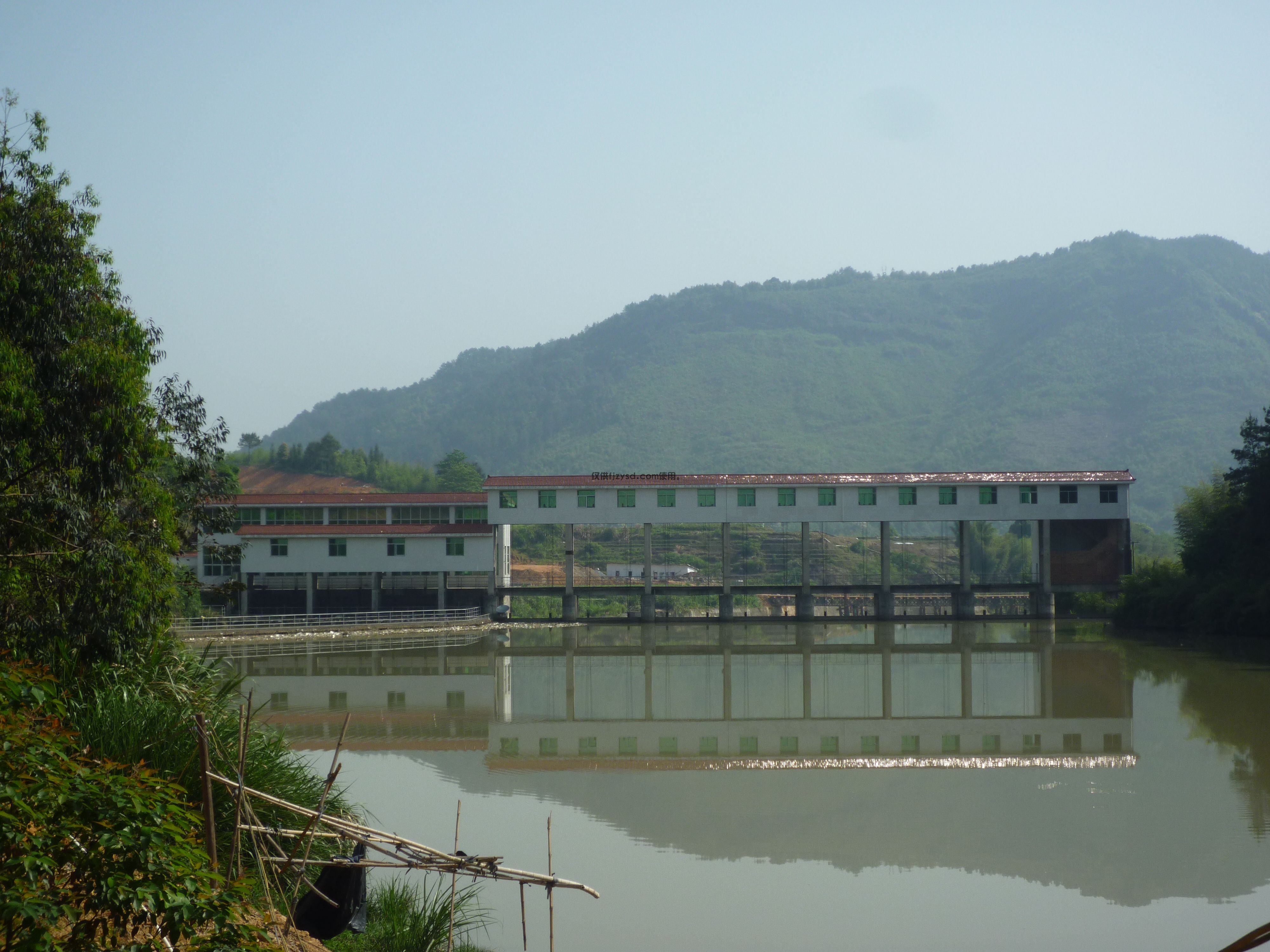 文川河上的攔河式水電站